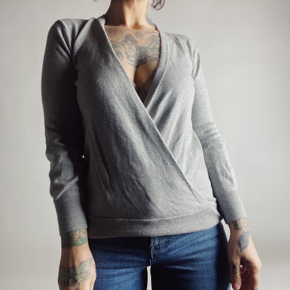 ANN TAYLOR Surplice V-Neck Plunge Lightweight Knit Sweater Gray Womens XS